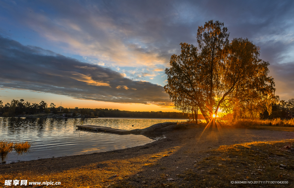 瑞典河流日出和日落