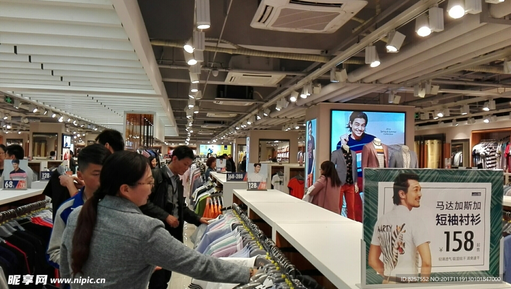 店内顾客满满的