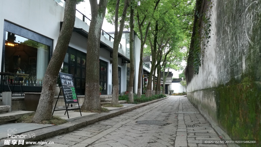 古镇的老街有了现代商业