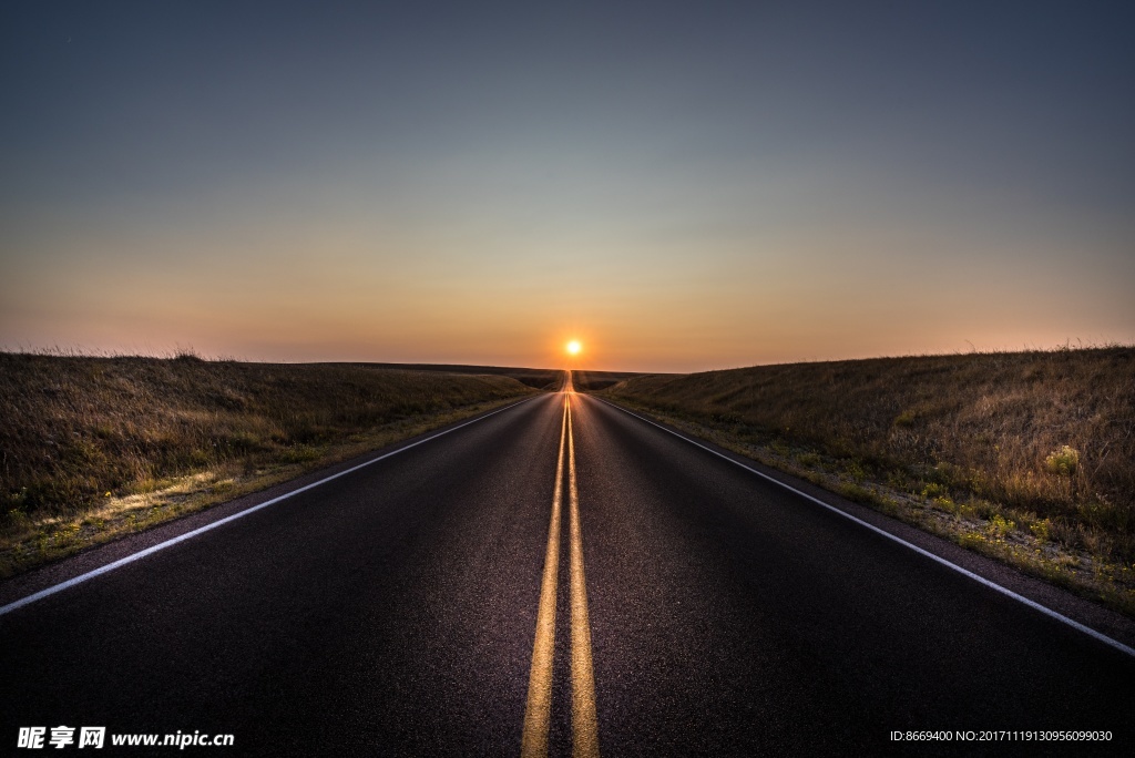 柏油道路日出和日落