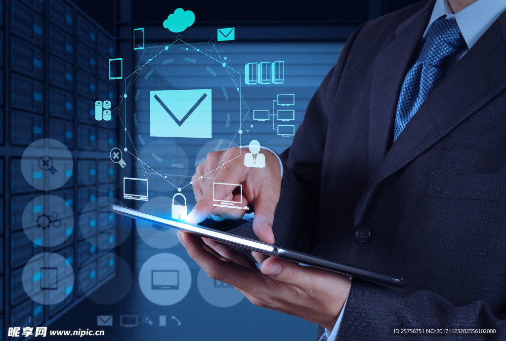 手中的平板电脑和图标科技图片