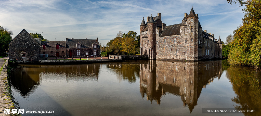 法国城堡池塘房屋全景图