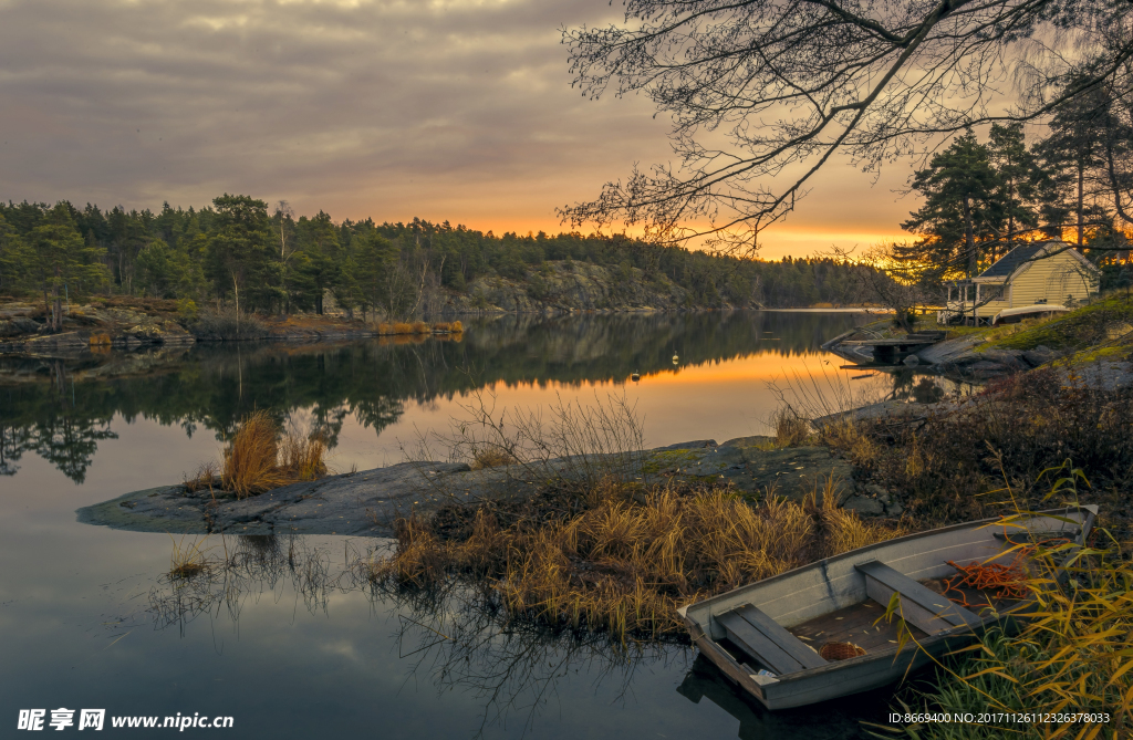 瑞典河流日出和日落岸小船