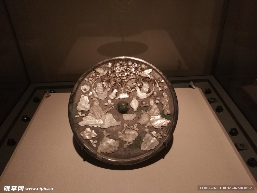 螺钿花鸟人物纹青铜镜