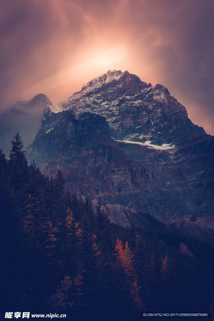 夕阳下的大山风光