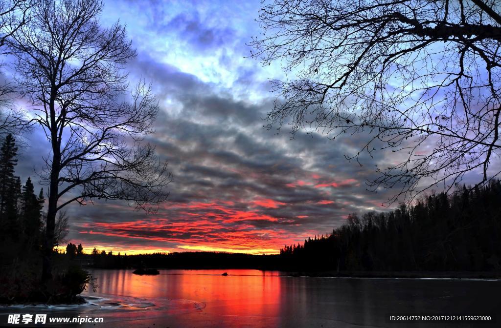 日暮下的河道风景