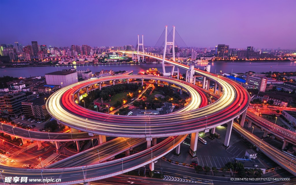 夜色下的城市高架桥