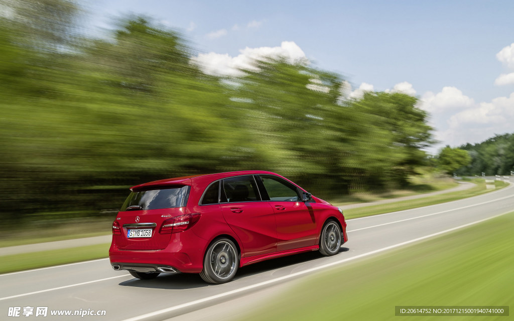 道路上疾驰的红色汽车