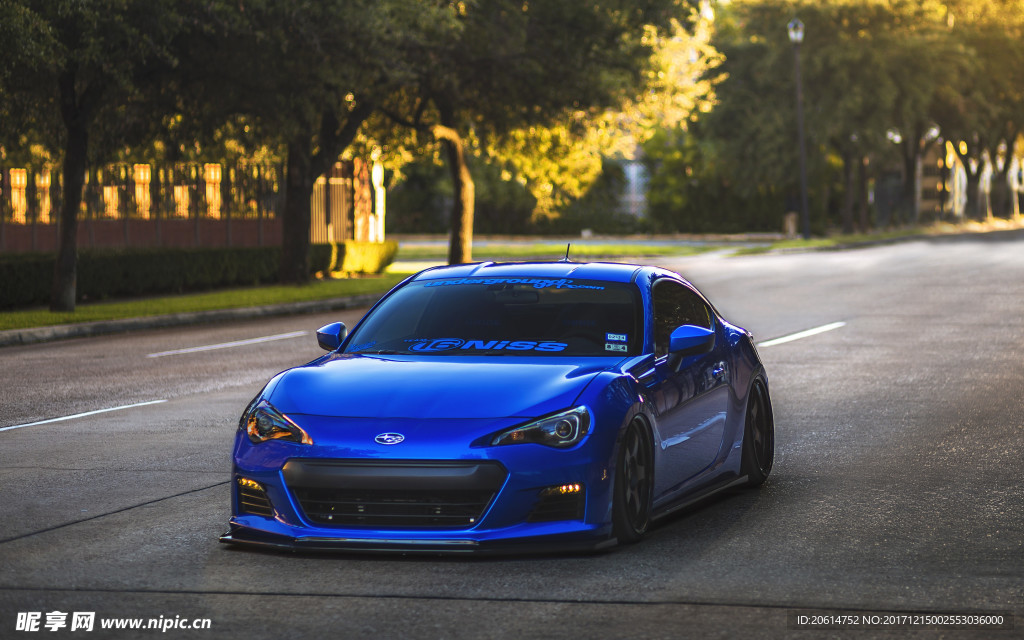 道路上行驶的豪华跑车