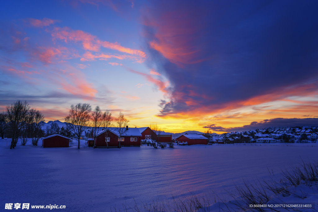 挪威冬季房屋天空日出和日落雪大