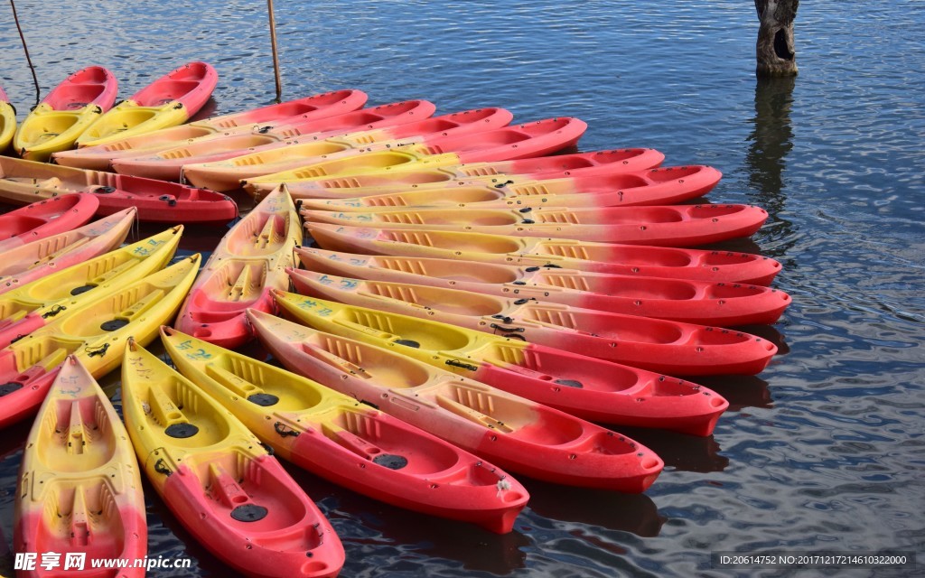 停放在河边的小船