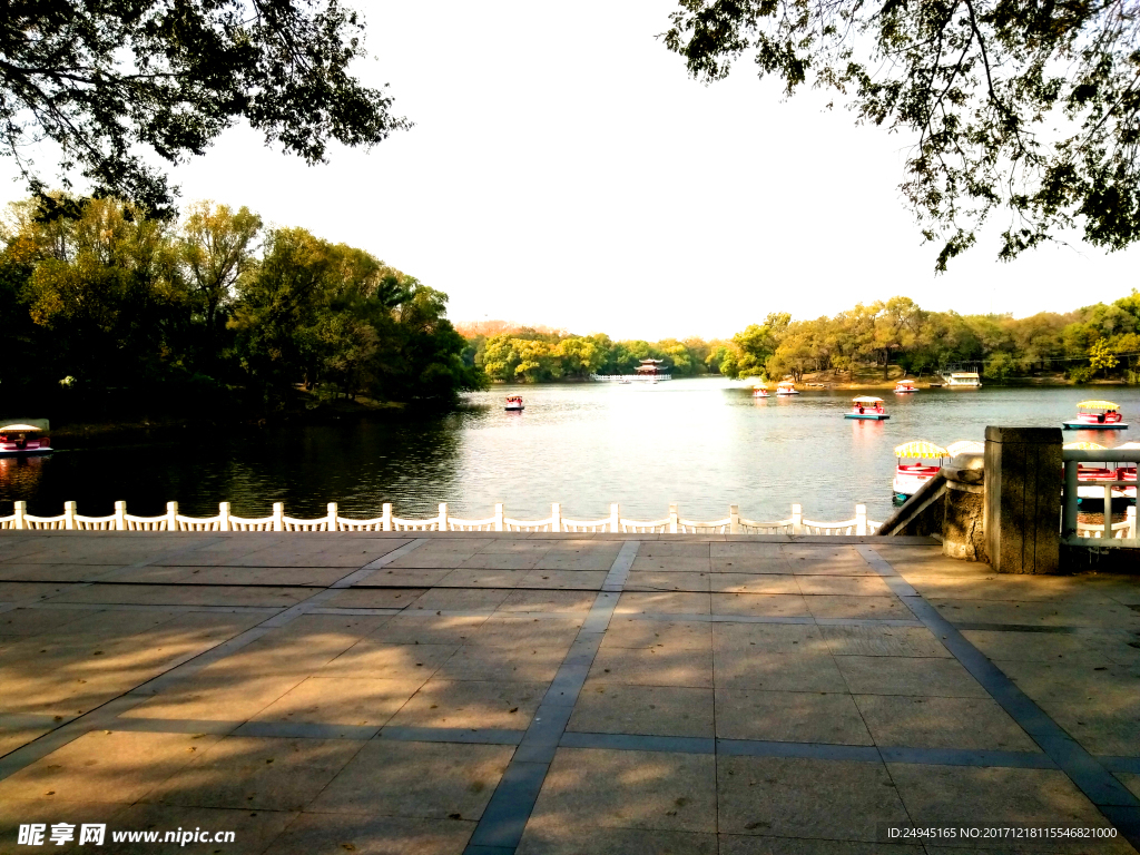 龙沙公园湖水游船