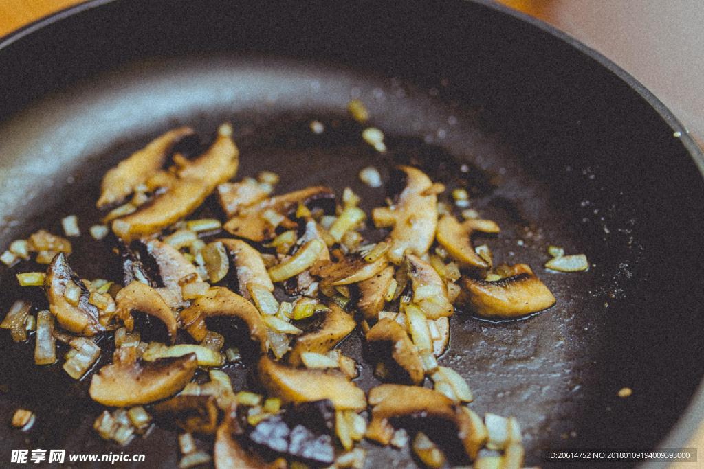 炒锅中的美食