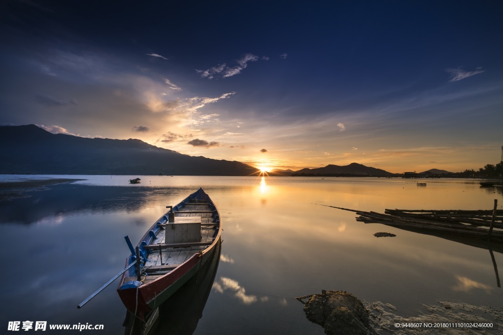 夕阳小船高清风景图片