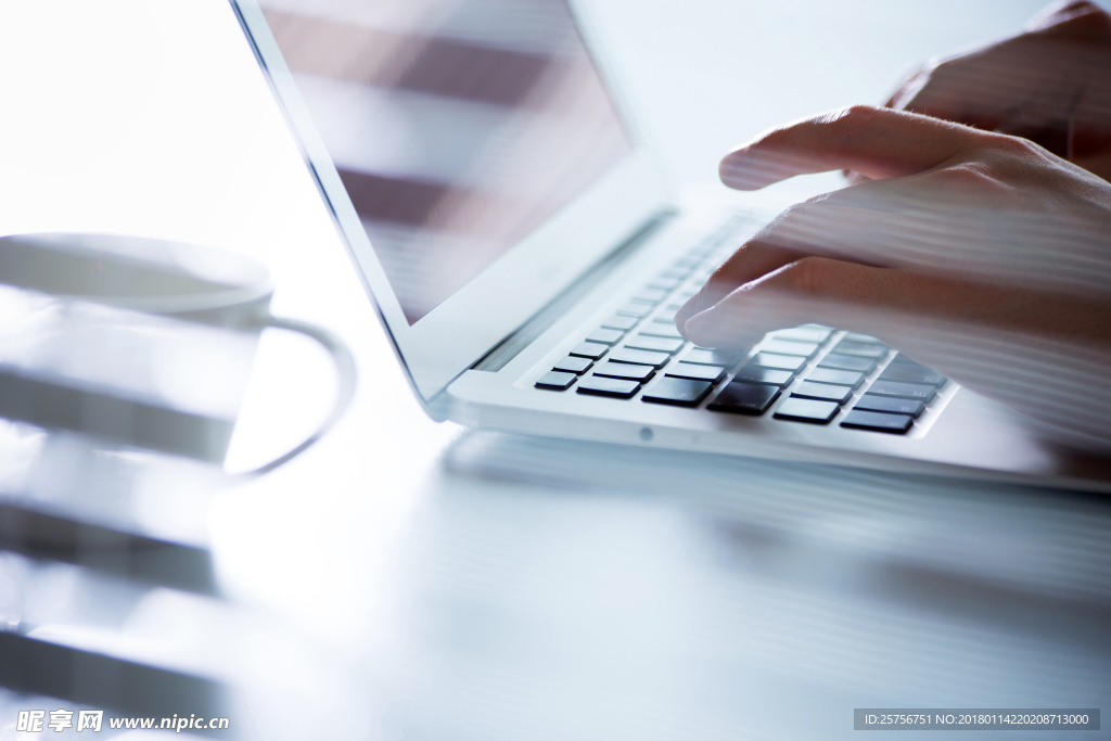 在手提电脑上打字的手高清图片