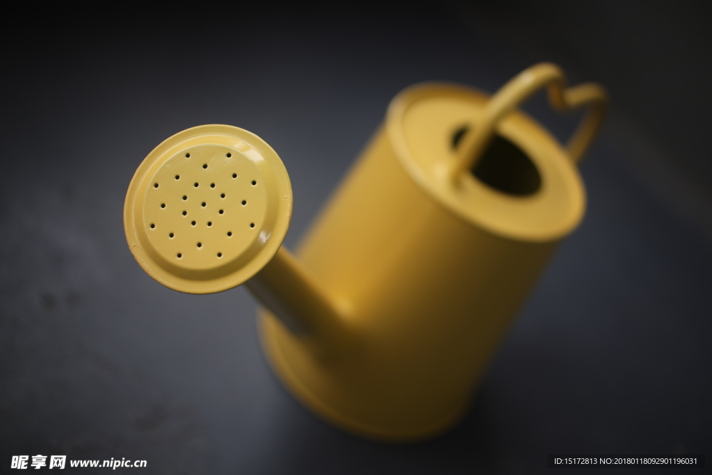 黄色洒水壶