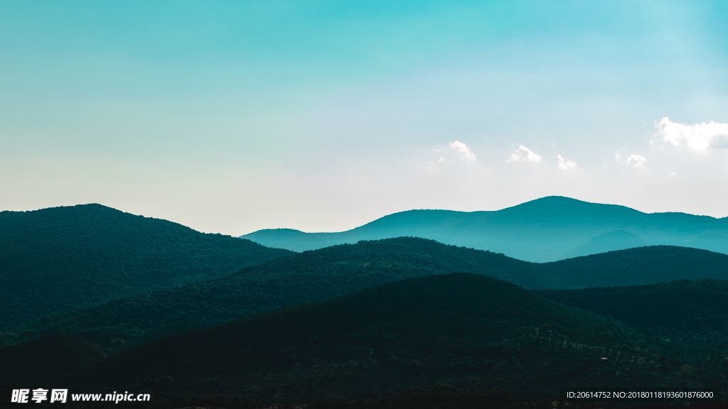 重峦叠嶂的高山风景