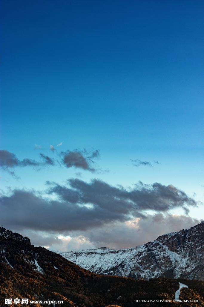 夜幕下的高山风景