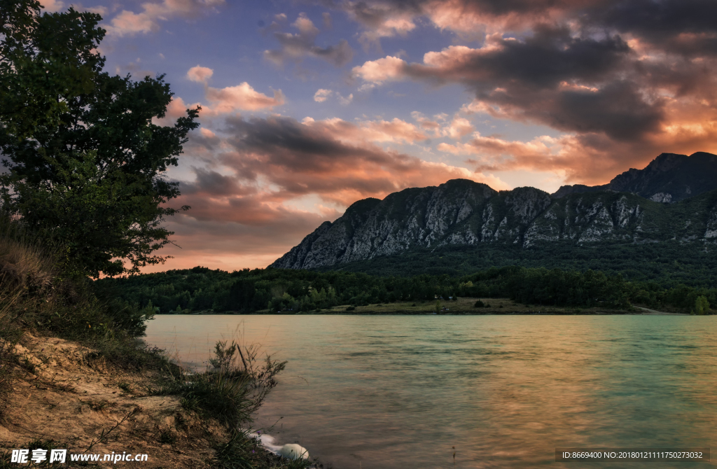 意大利湖泊山岸天空
