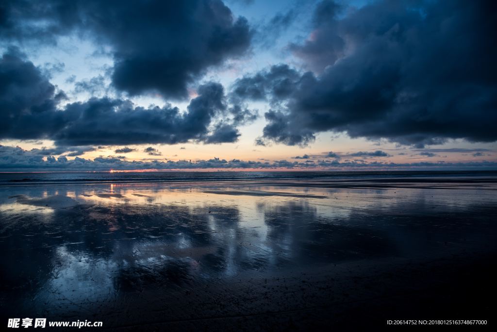 日暮下的河流风景