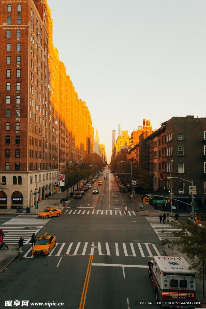 夕阳下的城市风光