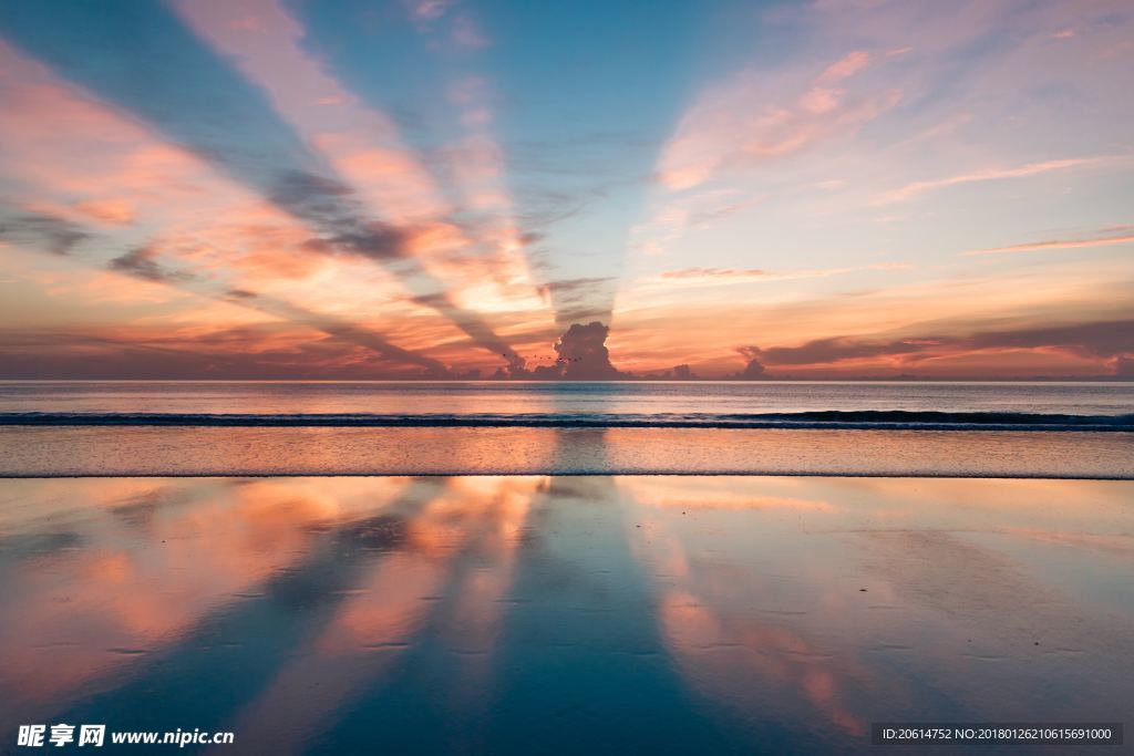 日暮下的河道风光