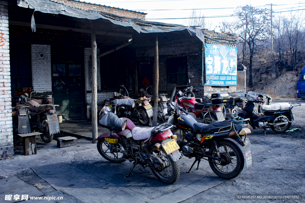 简陋的摩托车修理店