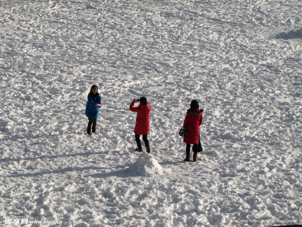 雪地上玩耍的人们