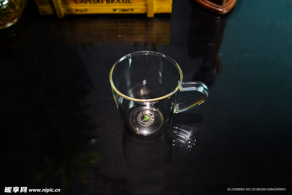 空玻璃茶杯