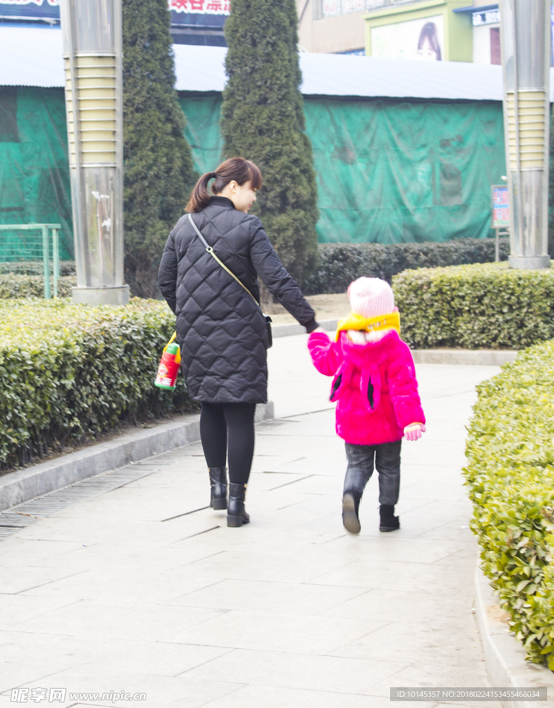 行走在公园里的母女