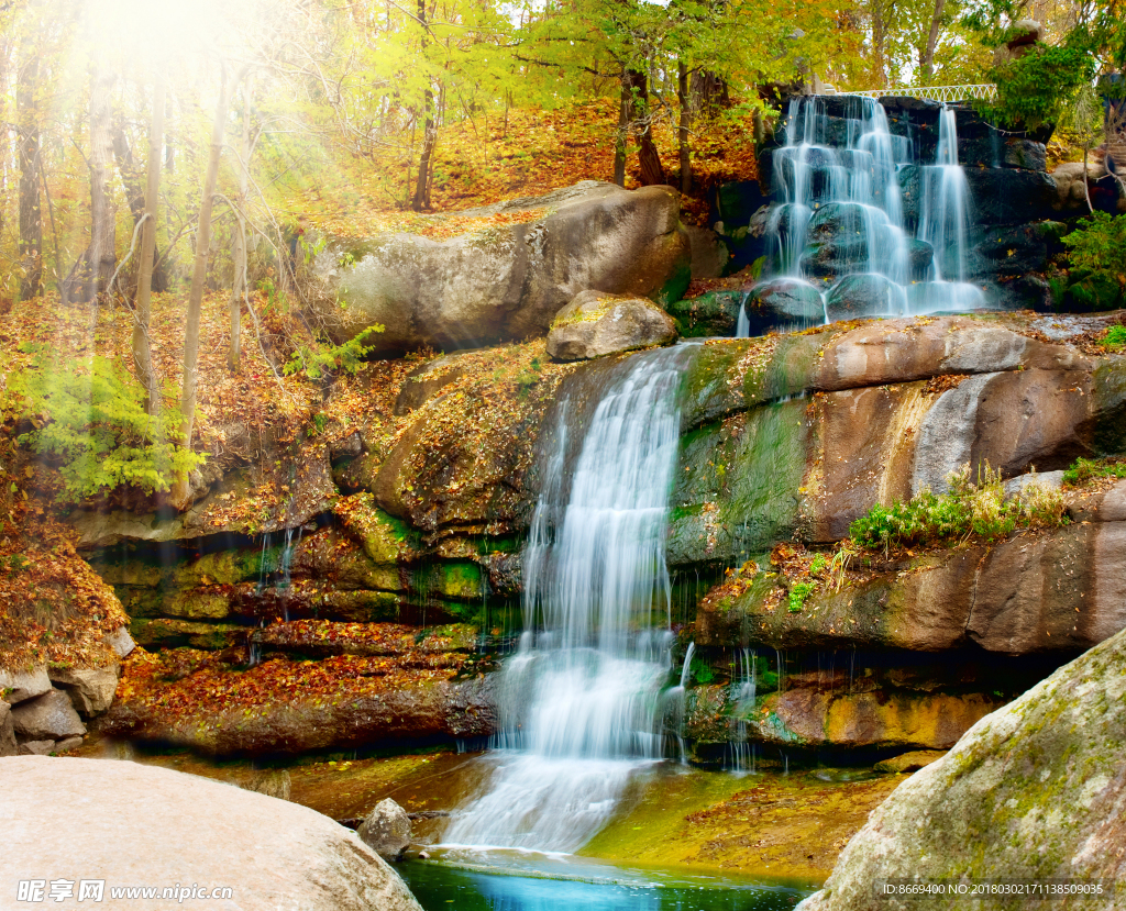 瀑布秋季岩大自然