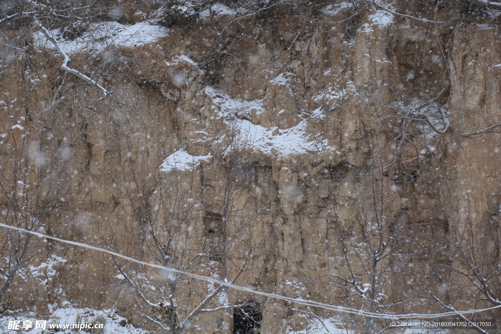 墙落雪花点点白