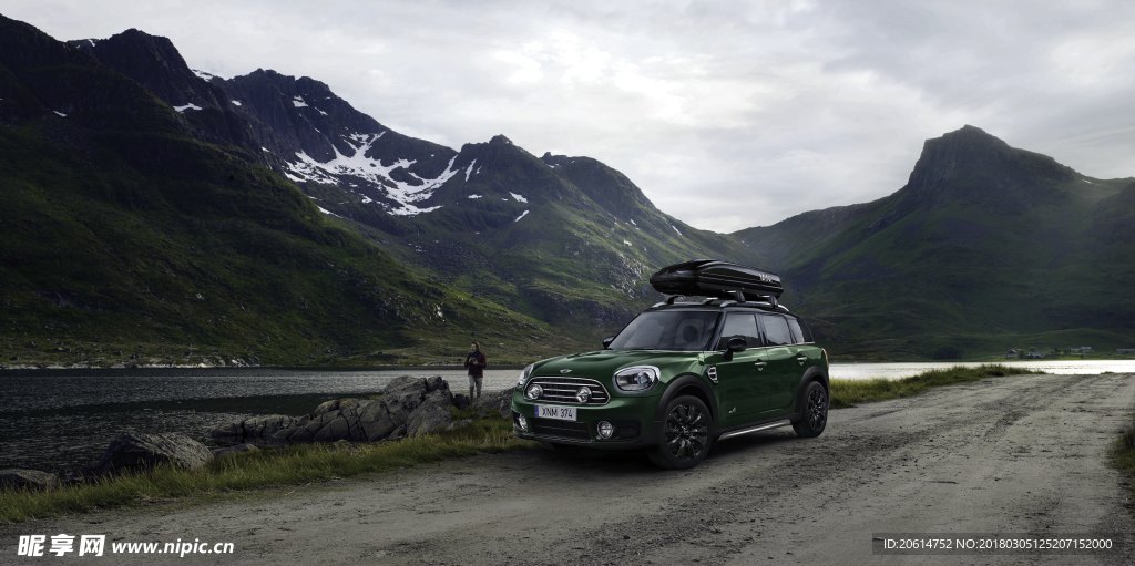 户外旅行的MINI汽车