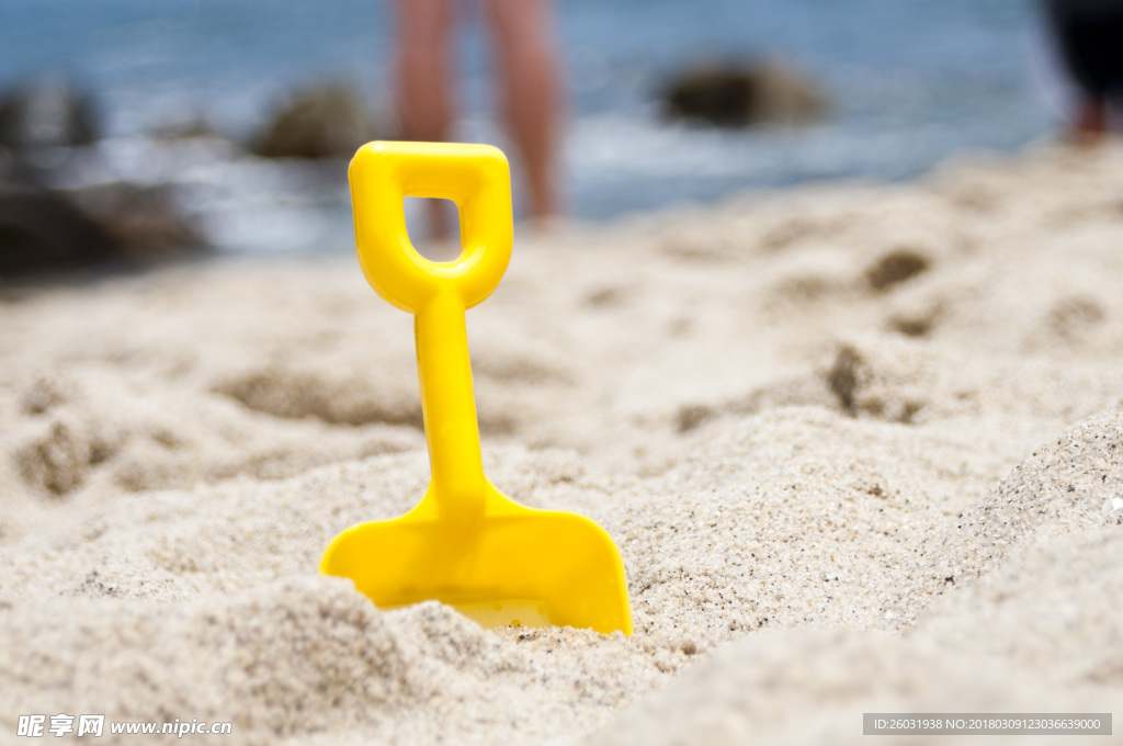 夏日沙滩中的铲子