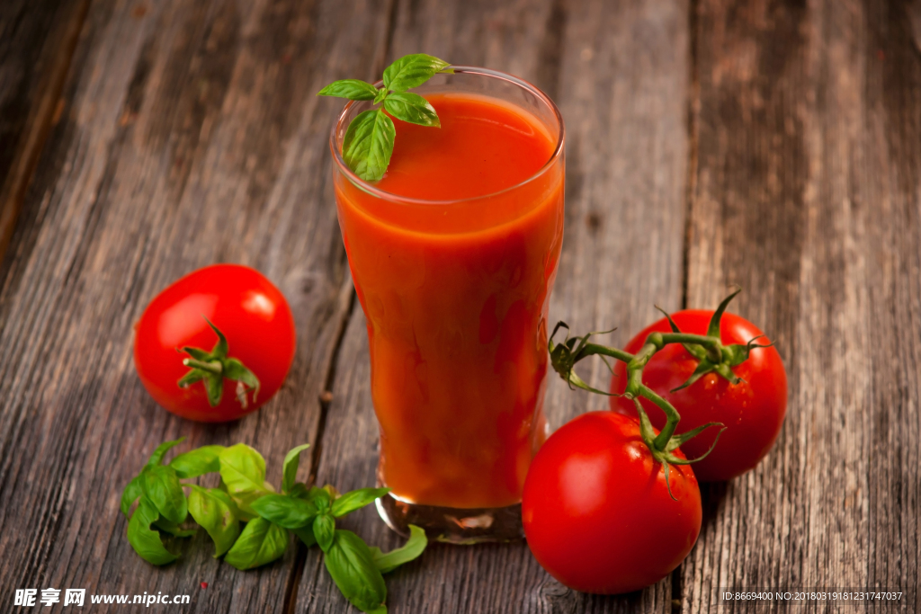 果汁番茄木板高球杯中食物