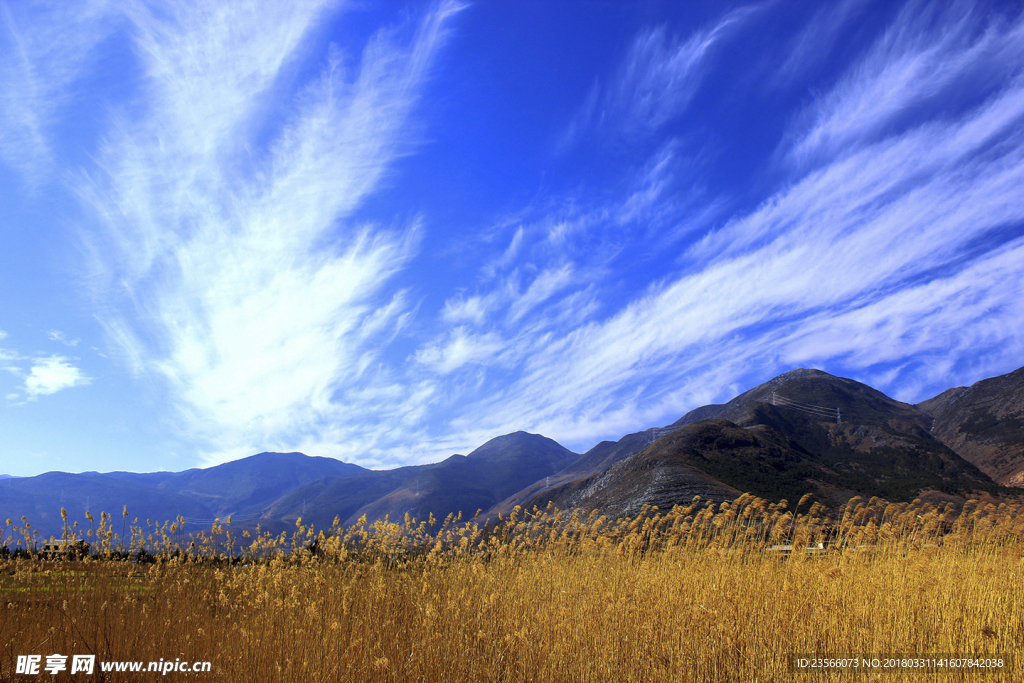 草原天空摄影图片