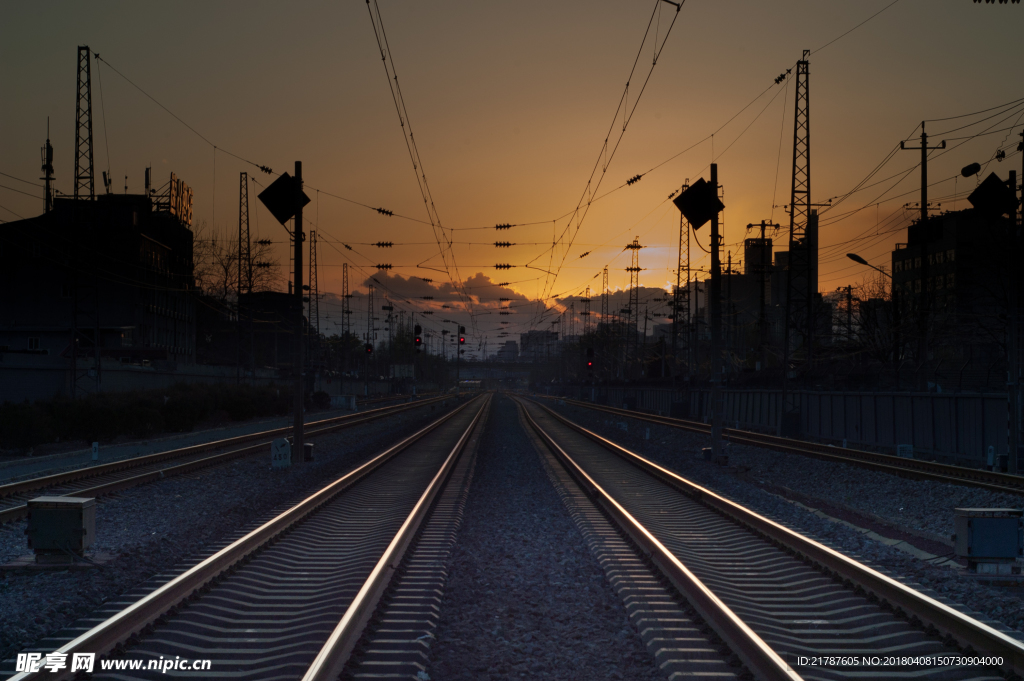 轨道夕阳