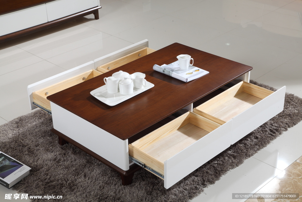 打开的茶几抽屉