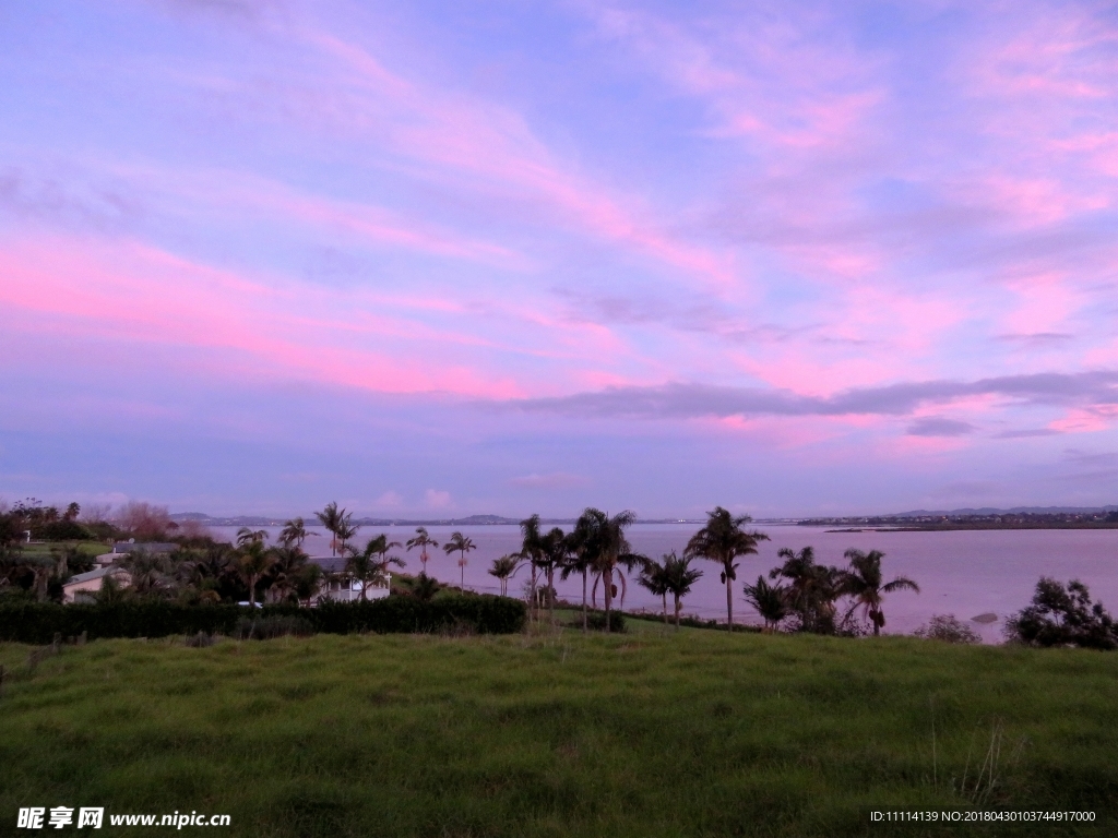 海滨清晨的晨霞