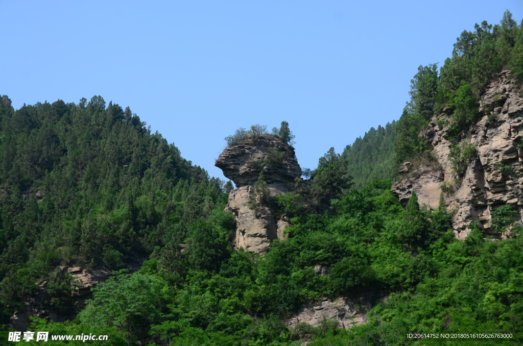 蓝天下的大山风光