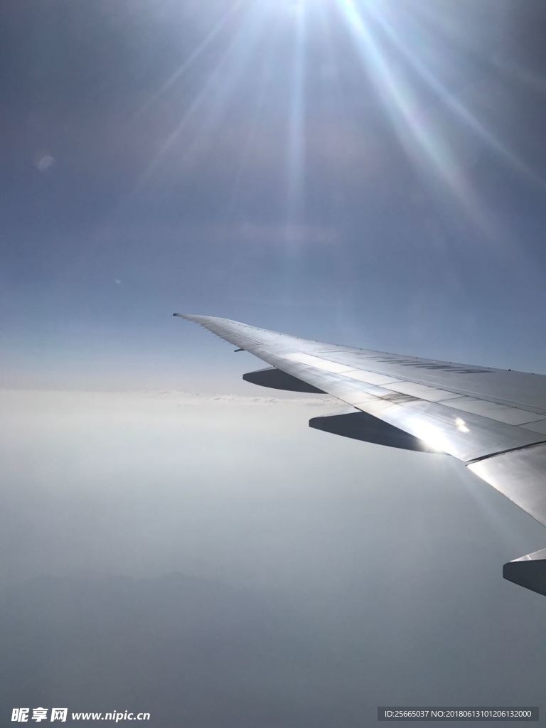 机翼划过的天空