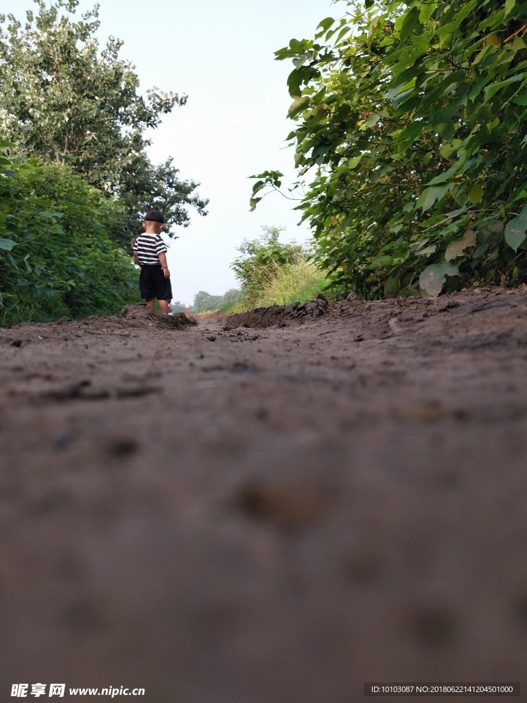 乡间小路上玩耍的儿童