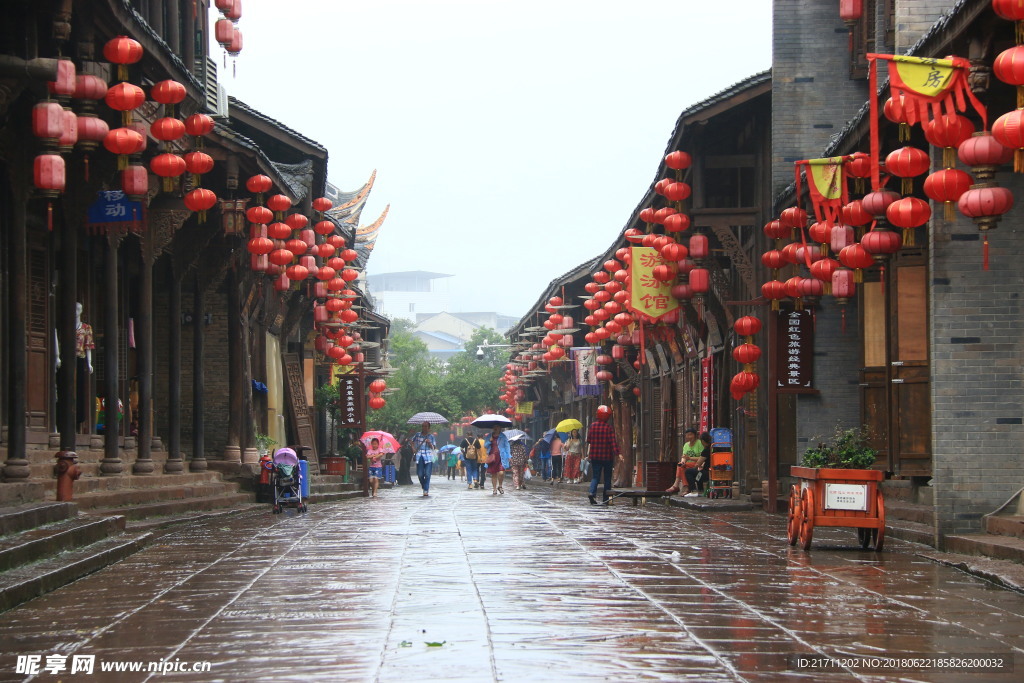 雨天古镇