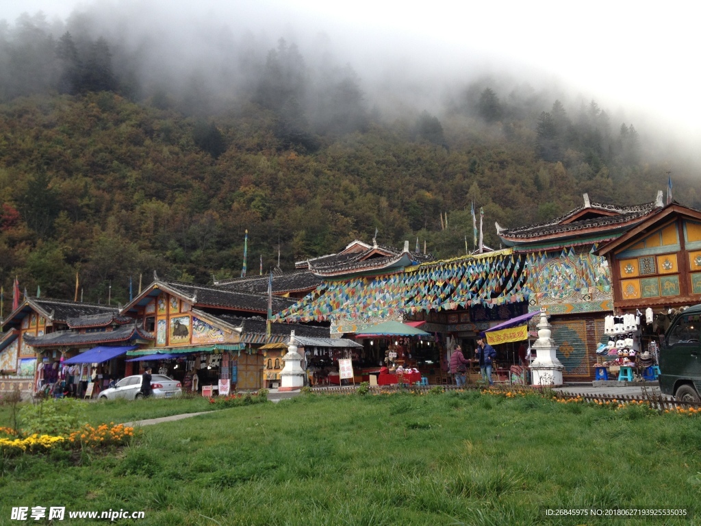 雾霭中的藏式民居