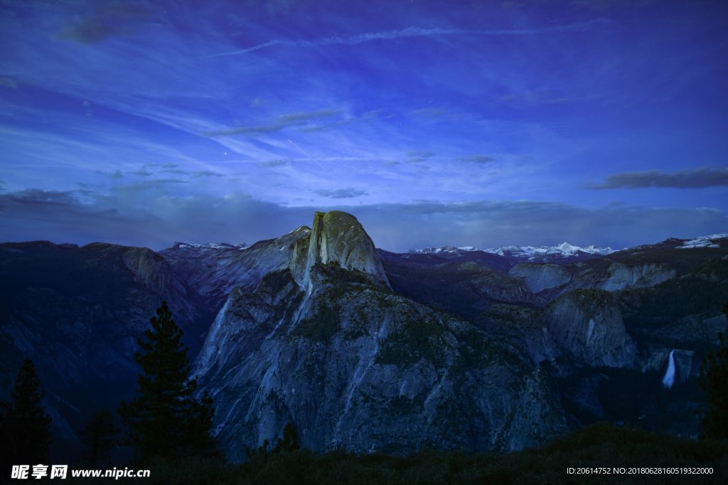 夜色下的大山风光