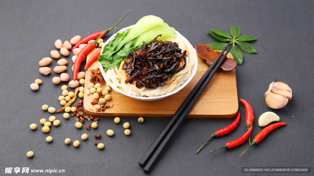 美味的杂酱面图片