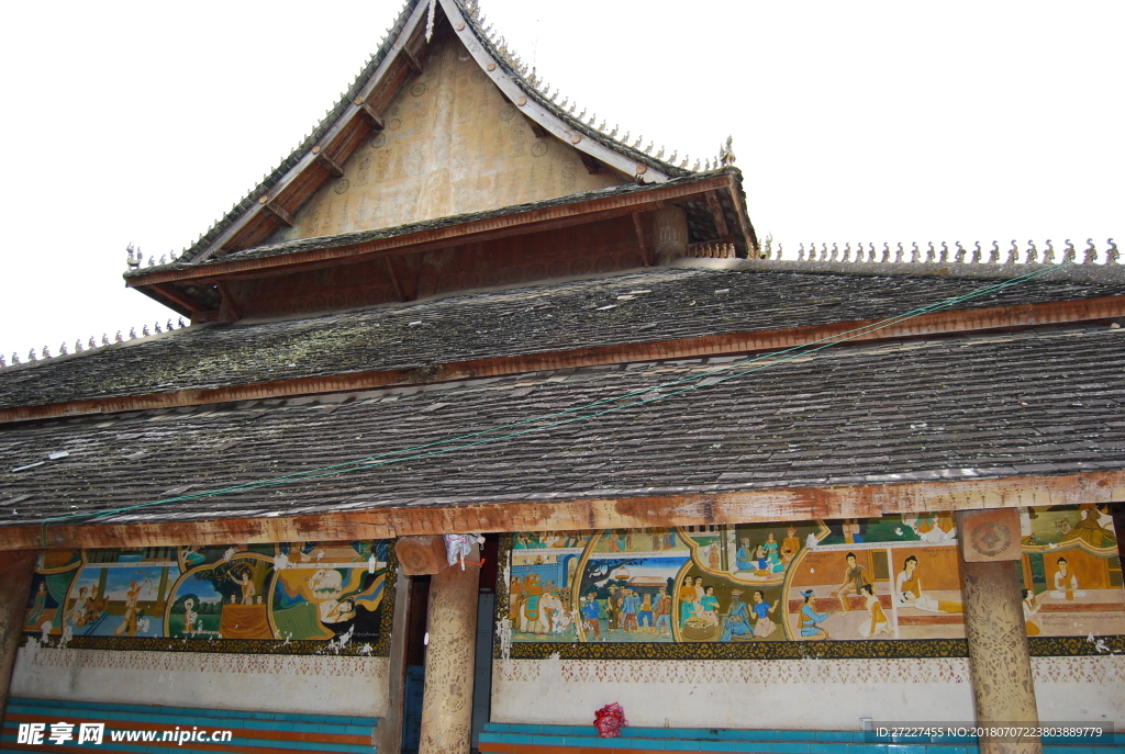 八角亭旁寺庙建筑