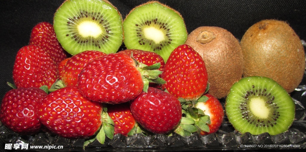 成熟草莓和猕猴桃图片