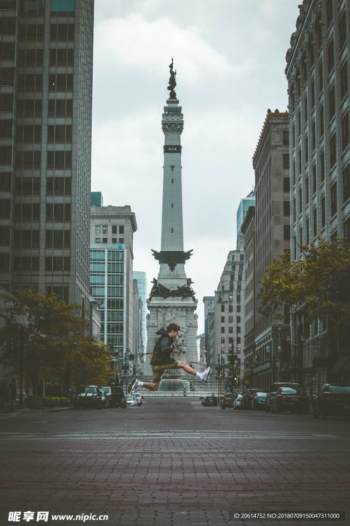 广场上行跳跃的少年