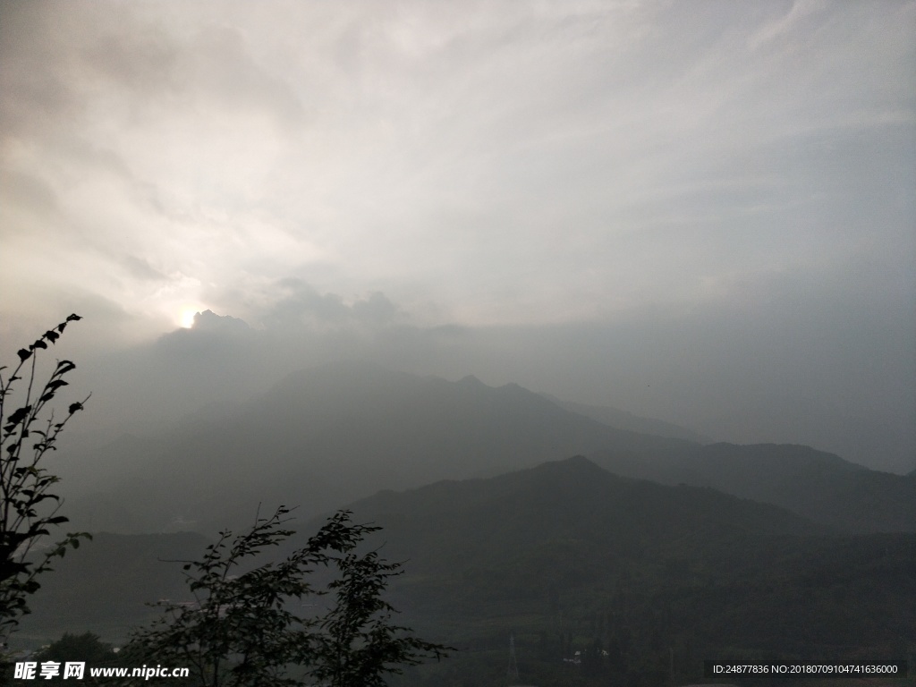 隐隐约约的山间